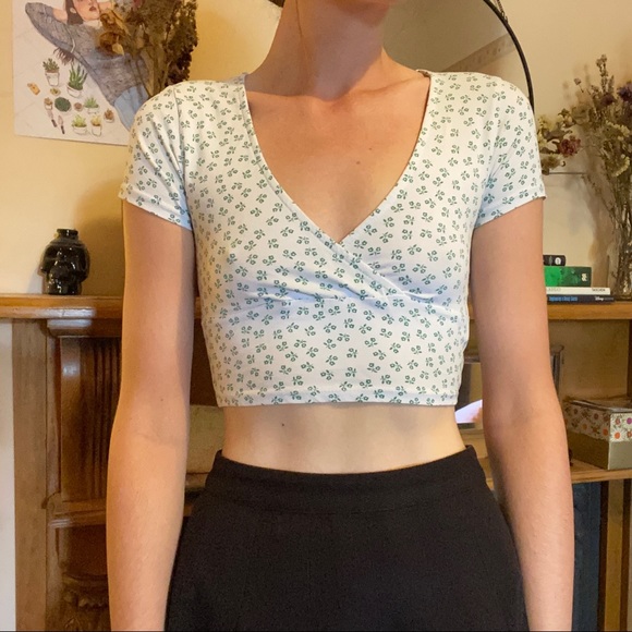 Green & White Floral Crop - Picture 4 of 4